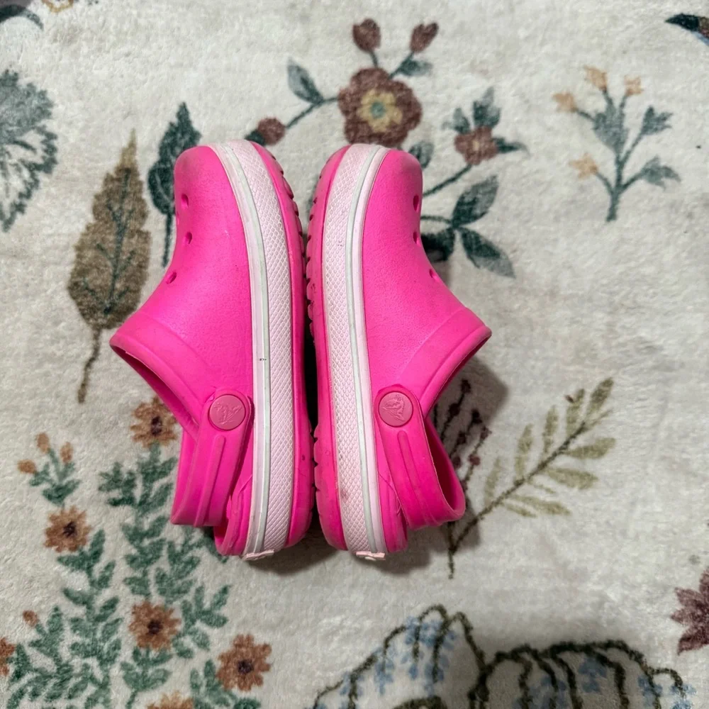 CROCS toddler Water Shoes - Bright Pink size 6-7